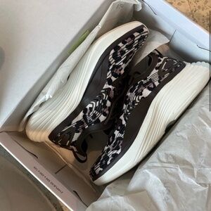 NEW Women's APL Streamline Chocolate / Leopard